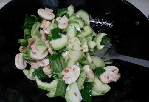 多囊吃白瓜,多囊卵巢综合征患者如何通过食用白瓜调理身体