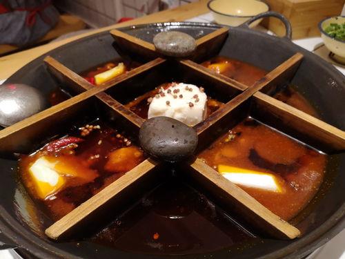 洪崖洞吃瓜,吃瓜群众的美食天堂