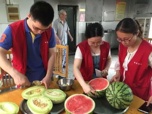 爷爷吃瓜反应,笑出“瓜田”效应